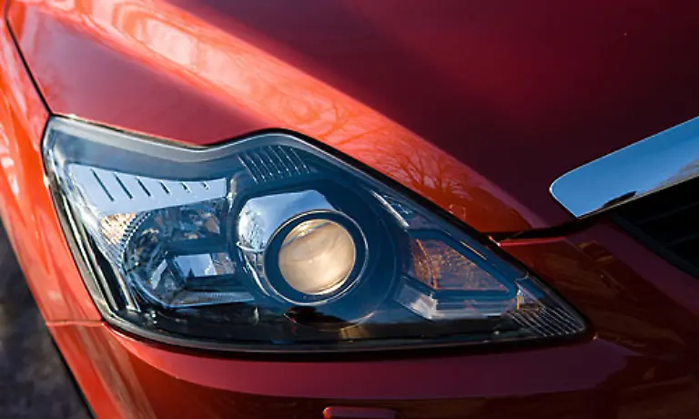 Bereits-am-neuen-Mondeo-aus-dem-letzten-Jahr-war-die-Richtung-des-Design-erkennbar-Viele-Kanten-in-die-Karosserie-gezogene-Scheinwerfer-und-ausgestellte-Radlaeufe-Bei-Ford-heisst-das-Kinetic-Design