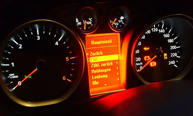Die-Nachtbeleuchtung-der-Armaturen-ist-jetzt-in-rot-gehalten-Das-duerfte-den-ein-oder-anderen-traditionellen-Ford-Fahrer-stoeren-Zudem-empfiehlt-sich-bei-voller-Beleuchtung-fast-eine-Sonnenbrille-Die-Instrumententafel-selbst-ist-neu-entworfen-worden