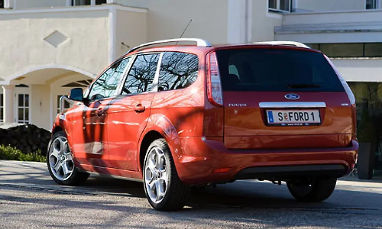 Moderater-Preis-in-der-Anschaffung-und-guenstige-Unterhaltskosten-erfreuen-Firmenkunden-Von-hinten-ist-der-Turnier-mit-den-neu-geformten-Rueckleuchten-recht-ansehnlich-geworden