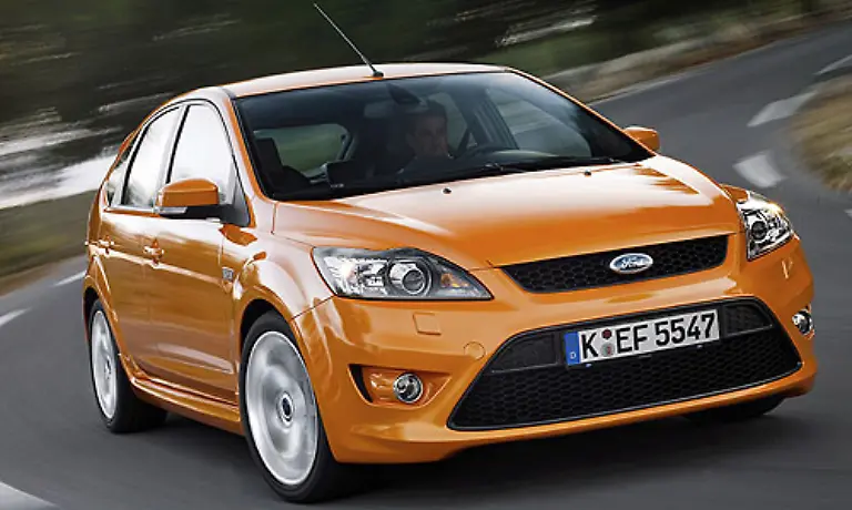Richtig-zur-Sache-geht-es-beim-Focus-ST-Ein-turbogeladener-2-5-Liter-Fuenfzylinder-bringt-die-Sport-Version-mit-225-PS-auf-Trab-Laut-Hersteller-ist-erst-bei-241-km-h-Ende