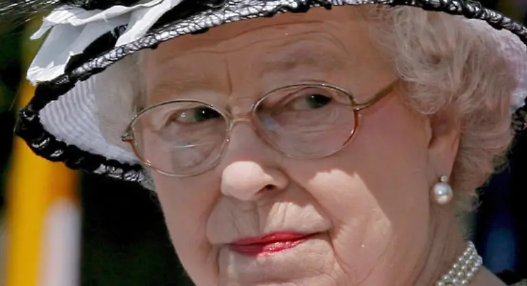 Hier-die-Mutter-aller-Schwiegermuetter-Queen-Elizabeth-II-Ihr-Platz-13-Von-ihr-moechten-Sie-nicht-geknuddelt-werden-Aber-nicht-vergessen