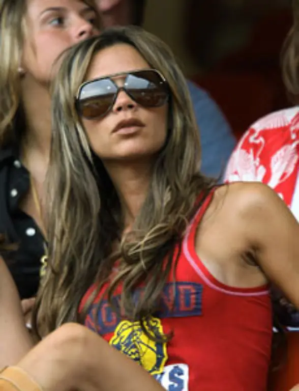 Victoria-Beckham-verdanken-wir-dass-zurzeit-alle-16-jaehrigen-Hauptschuelerinnen-mit-diesen-Puck-die-Stubenfliege-Brillen-durch-die-Vorstadt-flanieren-Natuerlich-noch-mit-Blick-auf-Arschgeweih-String-und-in-die-Stiefel-gesteckte-Hosenbeine