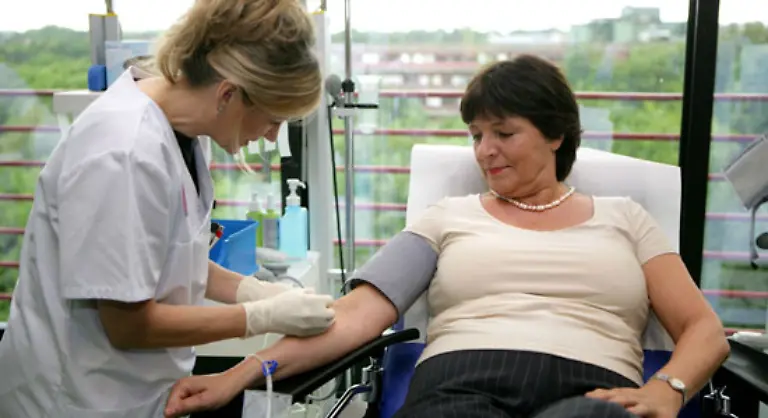 Oeffentlichkeitswirksam-lassen-Sie-sich-Blut-abnehmen-waehrend-in-den-Kliniken-die-Schwestern-mit-zwei-Haenden-neun-Toilettentoepfe-und-vier-Spritzen-gleichzeitig-transportieren
