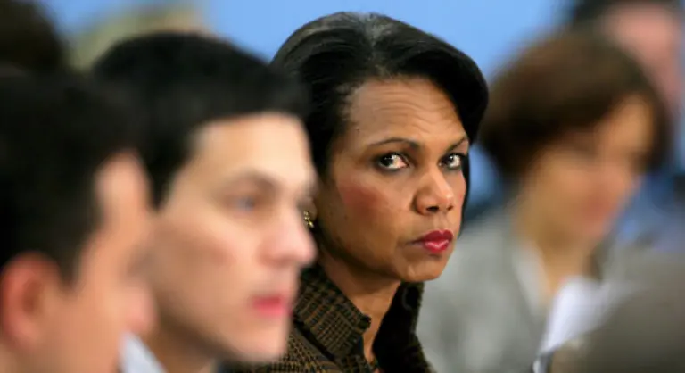 Treu-wie-ein-amerikanisches-Sturmgewehr-stand-Condoleezza-Erstschlag-Rice-Praesident-Bush-zur-Seite-hielt-ihm-wie-ein-Schuetzenpanzer-die-Flanke-frei