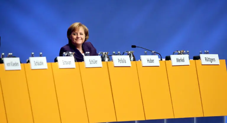 Nachdem-sie-schon-immense-Kompetenz-um-sich-herum-vermoebelt-weggeboxt-und-auf-Eis-gelegt-hat