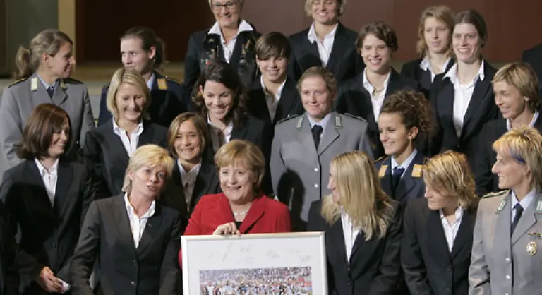 verfaehrt-sie-immer-nach-dem-gleichen-Prinzip-Sie-laesst-andere-vorpreschen-und-ihren-bequemen-Stuhl-riskieren-wartet-dann-ab-was-die-Bild-dazu-schreibt-und