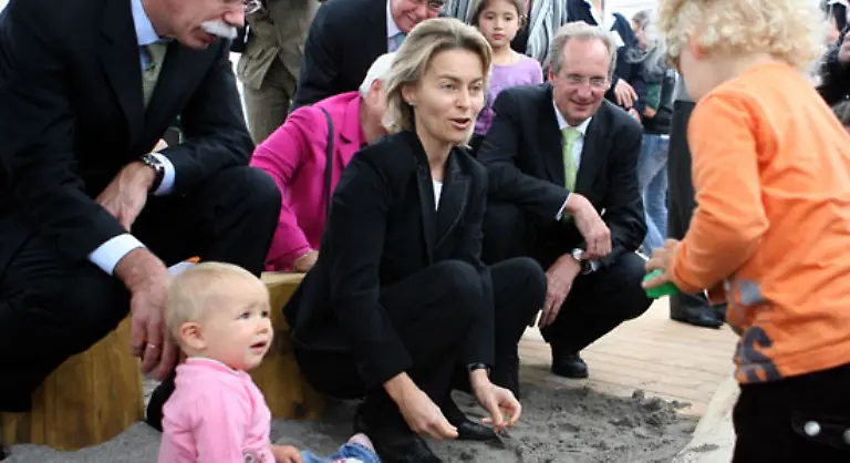 Mit-Ihnen-wuerden-unsere-Leser-nichtmal-im-Sandkasten-spielen-So-wie-der-kleine-Bursche-unten-links
