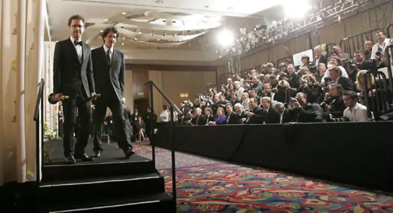 Das-Werk-der-amerikanischen-Regiebrueder-Joel-und-Ethan-Coen-wurde-in-der-Nacht-in-Hollywood-von-der-amerikanischen-Filmkunst-Akademie-mit-vier-wichtigen-Oscars-ausgezeichnet