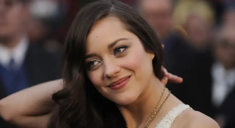 Die-32-Jahre-alte-Franzoesin-Marion-Cotillard-konnte-zwei-Tage-nach-dem-franzoesischen-Csar-ueberraschend-auch-noch-den-Oscar-als-beste-Schauspielerin-in-Empfang-nehmen-Sie-verkoerpert-in-dem-Film-La-vie-en-rose-die-legendaere-franzoesische-Saengerin-Edith-Piaf