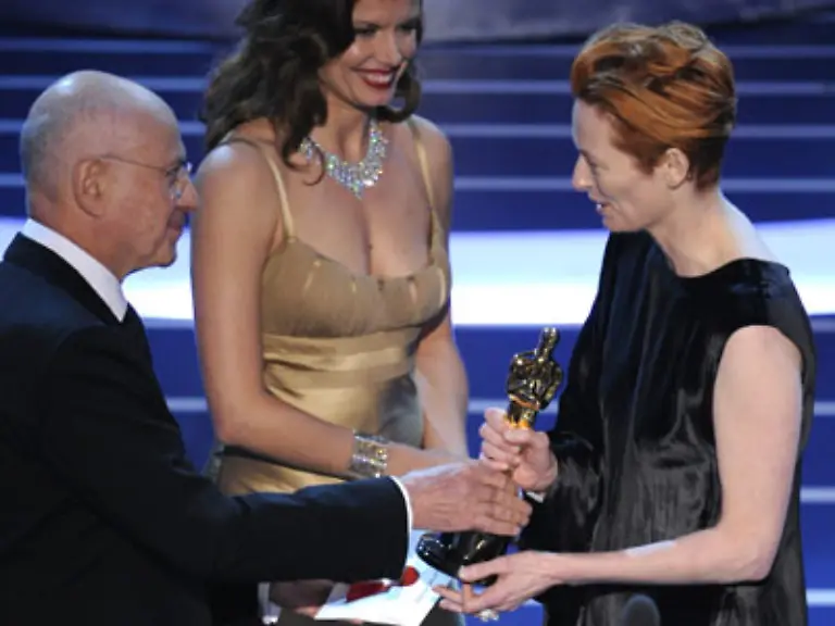 Die-Britin-Tilda-Swinton-47-erhielt-den-Goldjungen-als-beste-Nebendarstellerin-in-dem-Thriller-Michael-Clayton-und-wies-in-ihrer-Dankesrede-nochmal-darauf-hin-in-welchem-Outfit-ihr-Kollege-George-Clooney-ihr-am-besten-Gefallen-hat