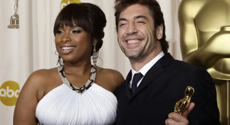 Javier-Bardem-aus-Spanien-wurde-fuer-seine-Nebenrolle-in-dem-Siegerfilm-No-Country-for-Old-Men-ausgezeichnet-Der-38-Jaehrige-brilliert-hier-als-psychopathischer-Killer-der-seine-Opfer-am-liebsten-mit-einem-Bolzenschussgeraet-zur-Strecke-bringt