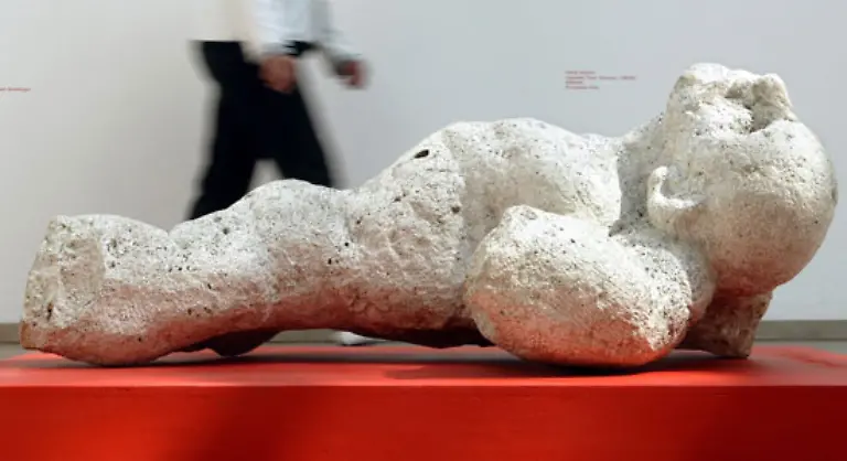Doch-Hrdlicka-weist-sie-zurueck-Abstrakte-Kunst-das-ist-eine-dumme-Definition-Kunst-ist-immer-abstrakt-Ich-bin-in-diese-so-genannte-abstrakte-Tendenz-eingebrochen-wie-ein-Steinzeitmensch
