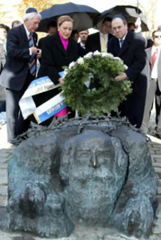 Damit-wurde-Hrdlicka-immerhin-einer-der-wichtigsten-zeitgenoessischen-Kuenstler-ueberhaupt-Sein-Holocaust-Mahnmal-vor-der-Wiener-Albertina-gehoert-zu-den-bedeutendsten-Werken-der-modernen-Bildhauerei