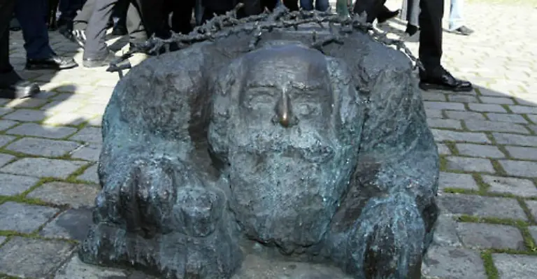 Vor-allem-seine-Skulpturen-fuer-den-oeffentlichen-Raum-provozieren-immer-wieder-1963-erregte-sich-Salzburg-ueber-seinen-Orpheus-1967-protestierte-eine-Liga-gegen-entartete-Kunst-gegen-sein-Renner-Denkmal-in-Wien