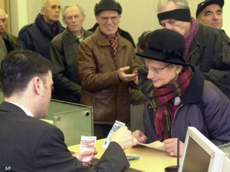 Die-Einfuehrung-des-Euro-Bargelds-verlaeuft-am-1-Januar-2002-reibungslos-und-stuetzt-den-Euro