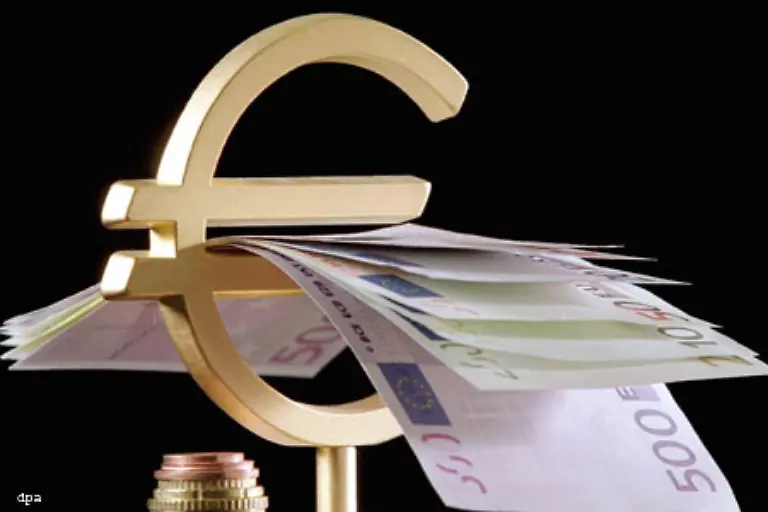 Ende-2004-erreicht-der-Euro-mit-1-3667-Dollar-zwar-ein-Rekordhoch-doch-gleich-zu-Beginn-2005-buesst-er-seine-Gewinne-ein-Die-Fed-erhoeht-die-Zinsen-Schritt-fuer-Schritt-waehrend-die-EZB-sie-stabil-haelt