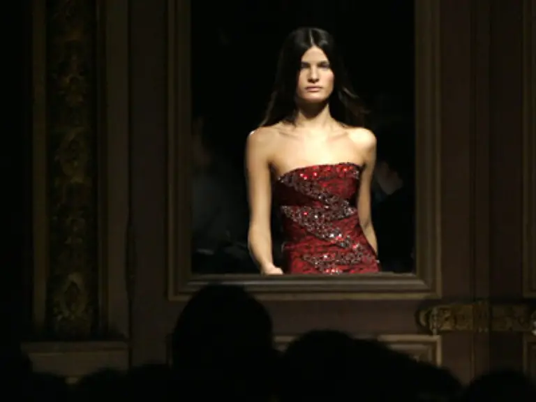 Allen-voran-die-von-Nicolas-Ghesquire-fuer-Balenciaga-der-am-Dienstag-mit-strenger-Eleganz-den-Ton-fuer-die-kommende-Wintersaison-vorgegeben-hatte