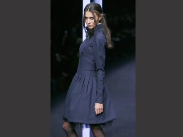 schneiderte-aus-Herrenstoffen-in-dunklen-Farben-und-teils-mit-Nadelstreifen-den-Damen-einen-maedchenhaften-Look-auf-den-Leib