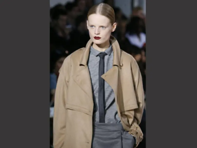 Soft-wirkte-auch-die-Farbpalette-mit-Camel-Graphit-Blaugrau-und-warmen-Ziegeltoenen