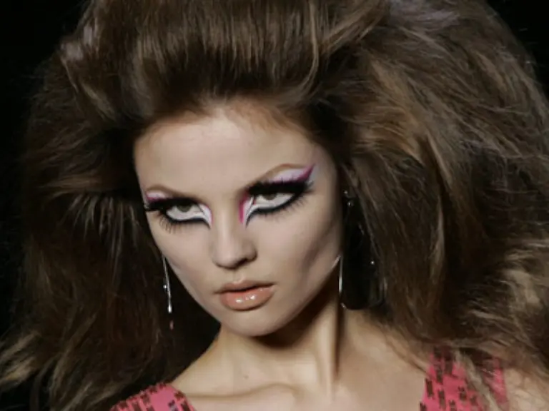 die-Katzenaugen-und-hochtoupierten-Haare-einer-Ursula-Andress-oder-Raquel-Welch