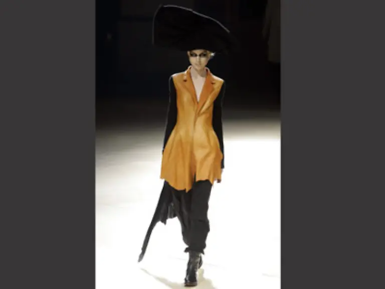 Weiches-Leder-verarbeitete-Yamamoto-wie-Stoff-die-Materialien-verschmolzen-regelrecht-ineinander-Neben-Schwarz-und-Grau-gab-es-Braunrot-Laubgruen-und-einen-schoenen-Cognac-Ton