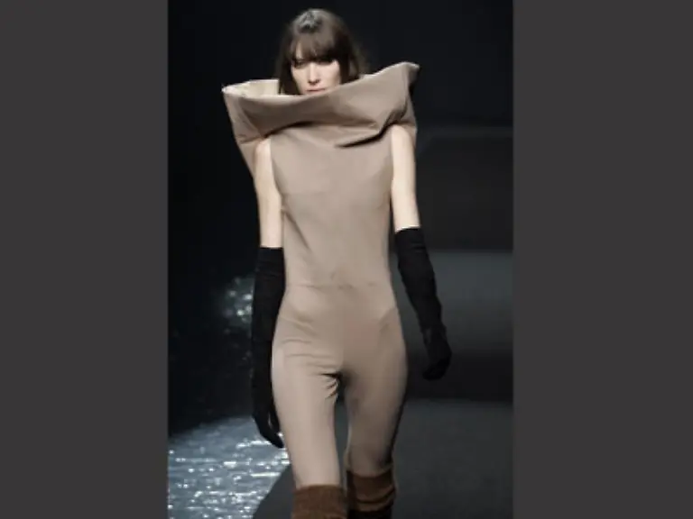 Auch-Martin-Margiela-gilt-als-Denker-unter-den-Designern-Unterschiedliche-ja-gegensaetzliche-Welten-zu-vermischen-um-eine-neue-zu-kreieren-gab-er-in-der-Pressemappe-seiner-Schau-als-Motto-der-Kollektion-aus