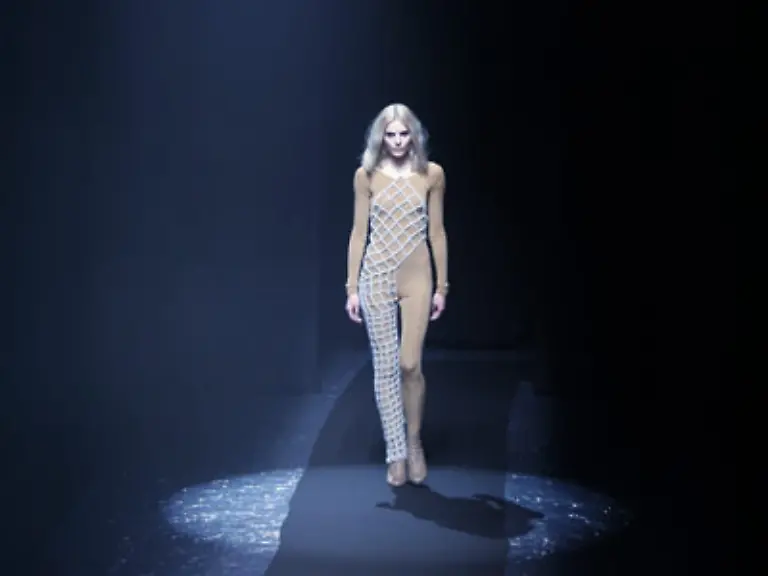 Margiela-experimentierte-wie-schon-in-den-beiden-vergangenen-Saisons-mit-geometrischen-Formen-fast-mathematisch-wirken-seine-Versuche-Figur-und-Stoff-diesen-anzupassen