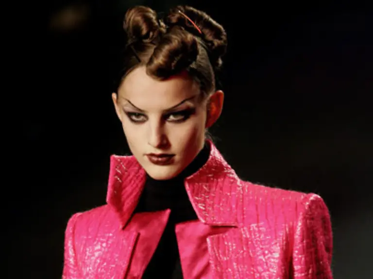 eine-bestickte-Jacke-mit-Tapisserie-Muster