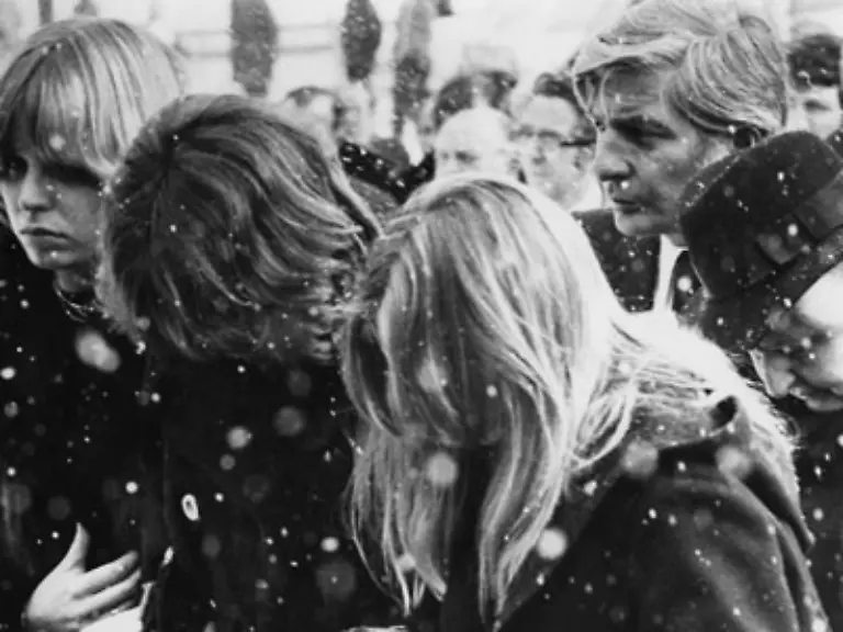 Aus-der-bekannten-Familie-derer-von-Sachs-und-von-Opels-Foto-Mit-Schwestern-und-Mutter-bei-der-Beerdigung-des-Vaters