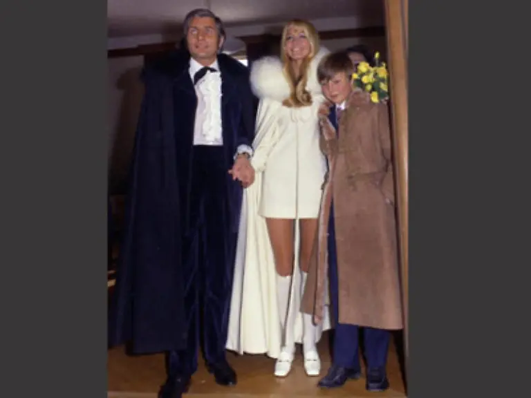 1969-Sie-muss-Humor-haben-heiratete-sie-der-Playboy-doch-immerhin-im-Dracula-Look-und