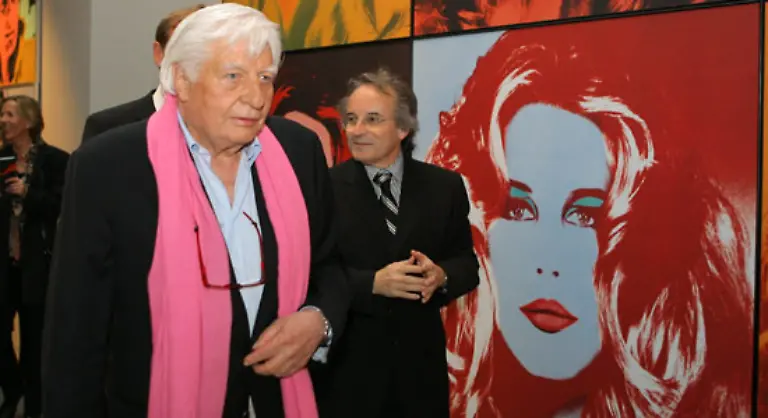 Er-fotografiert-gerne-vorwiegend-blonde-junge-Frauen-die-seinem-Schoenheitsideal-von-eh-und-je-entsprechen