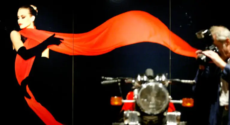 In-der-Gunter-Sachs-Retrospektive-Die-Kunst-ist-weiblich-im-Leipziger-Museum-der-bildenden-Kuenste-sehen-wir-nun-seit-Sonntag-die-Werke-des-Mannes-der-schon-Rosen-per-Hubschrauber-auf-Frauen-regnen-liess