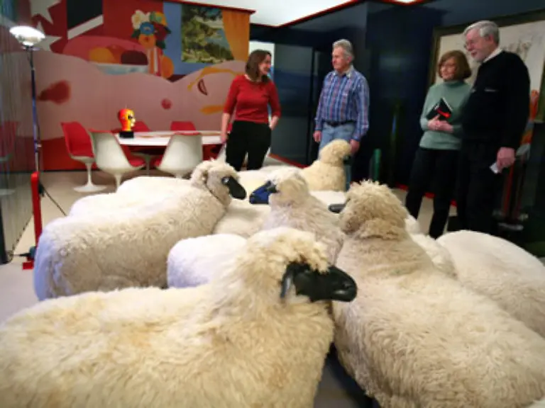 Natuerlich-war-da-viel-Andrang-als-die-Inkarnation-des-Jet-Sets-im-Bildermuseum-erschien