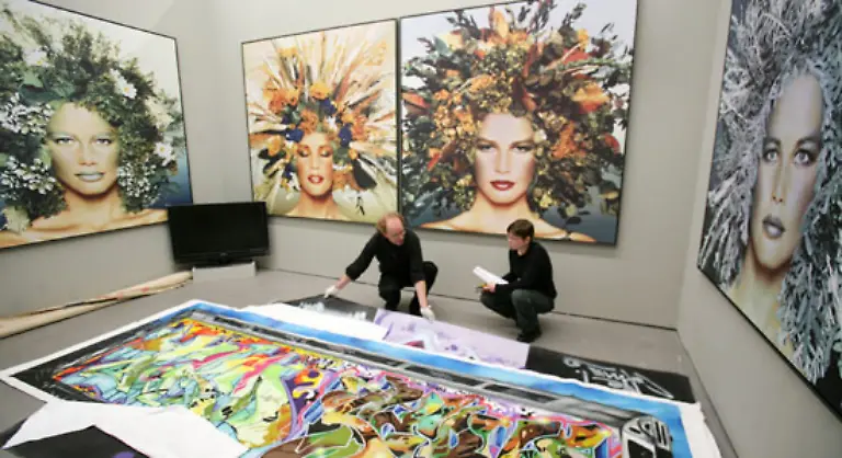 Zu-sehen-sind-neben-Fotografien-von-Sachs