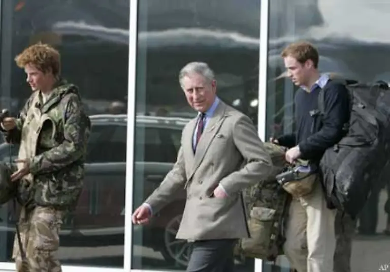Sein-Vater-Prinz-Charles-und-sein-Bruder-William-nahmen-ihn-am-Luftwaffenstuetzpunkt-Brize-Norton-in-Empfang