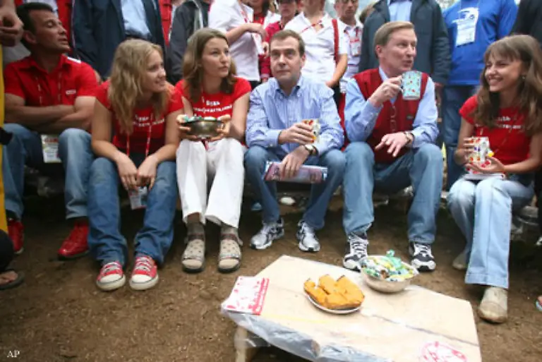 Eine-fruehere-Nachbarin-erinnert-sich-zwar-an-Medwedew-Er-war-ein-braver-Junge-und-hat-seiner-Mutter-nie-widersprochen