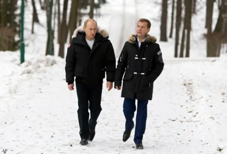Noch-werden-aber-sowohl-Medwedew-als-auch-Putin-nicht-muede-ihre-gute-Zusammenarbeit-zu-betonen