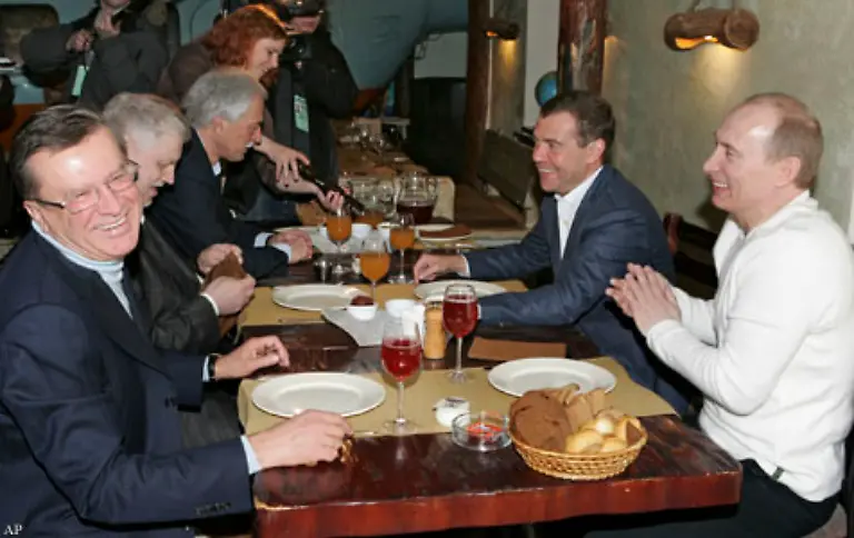 Ein-Witz-lautet-so-Putin-und-Medwedew-im-Restaurant-Putin-zum-Kellner-Ich-nehme-Steak