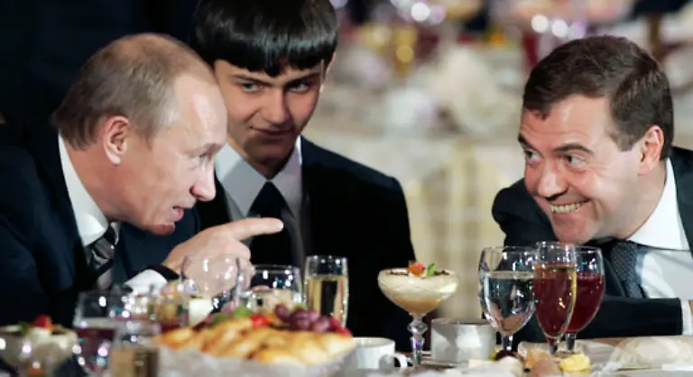 Der-Kellner-Und-die-Beilage-Putin-mit-Blick-auf-Medwedew-Die-nimmt-auch-Steak