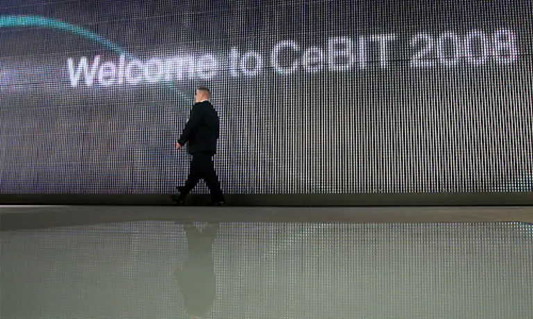 Die-Cebit-2008-hat-in-Hannover-ihre-Pforten-geoeffnet-Mit-5-845-Ausstellern-aus-77-Laendern-versteht-sich-die-Messe-als-der-fuehrende-europaeische-Marktplatz-der-digitalen-Industrie