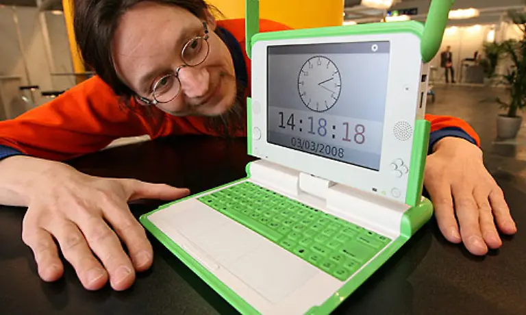 Eine-Revolution-waere-aber-dieses-Notebook-Der-Prototyp-des-100-Dollar-Notebooks-Leider-kostet-es-mittlerweile-fast-das-doppelte-Gedacht-ist-das-Modell-aber-fuer-Entwicklungslaender-wo-mit-der-Aktion-Eins-spenden-eins-erhalten-geholfen-werden-soll