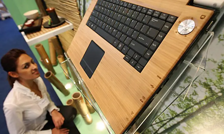 Asus-zeigt-sich-als-einer-der-erfolgreichsten-Notebook-Hersteller-der-letzten-Jahre-von-seiner-oekologischen-Seite-Das-Ecobook-wird-angeblich-aus-Bambus-hergestellt-Allerdings-halten-sich-Geruechte-es-werde-doch-nur-Holz-Imitat-benutzt