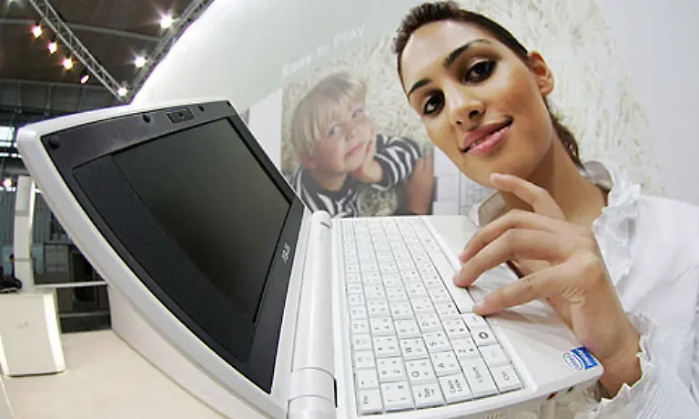 Einen-Preisbrecher-hat-Asus-im-Januar-mit-Eee-PC-auf-den-Markt-gebracht-Ein-Display-von-sieben-Zoll-technisch-spartanisch-aber-ausreichende-Ausstattung-mit-WLan-gibt-es-fuer-den-Kampfpreis-von-299-Euro