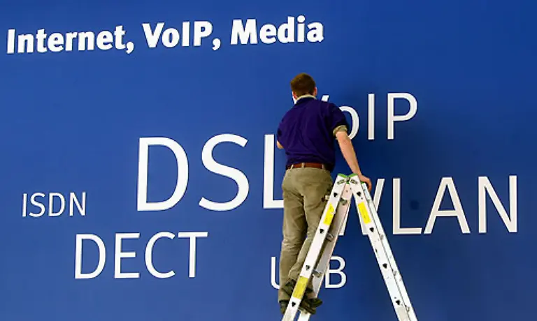 Der-deutsche-Hersteller-AVM-baut-auf-Im-Mittelpunkt-des-Messe-Auftritts-steht-die-Verbindung-der-schnellen-Internet-Verbindung-DSL-und-dem-neuen-Standard-fuer-kabellose-Netzwerke-WLAN-N-Damit-sind-Uebertragungsraten-von-bis-zu-300-MBit-pro-Sekunde-moeglich