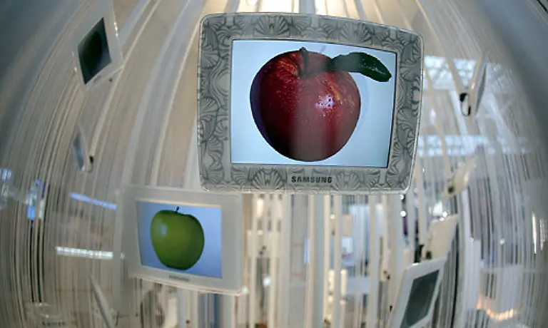 Samsung-zeigt-digitale-Bilderrahmen-Ultraflach-haengen-sie-an-der-Wand-Der-Inhalt-ist-natuerlich-beliebig-austauschbar-Ausserdem-koennen-sie-ueber-WLan-angesprochen-werden-koennen-Videos-und-Musik-ueber-integrierte-Lautsprecher-abspielen