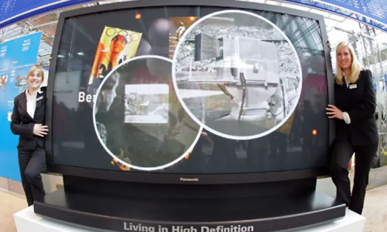 Mit-Blu-ray-laesst-sich-auch-dann-auch-groesser-fern-sehen-Diesen-riesigen-103-Zoll-Fernseher-zeigt-Panasonic-ebenfalls-auf-der-Messe
