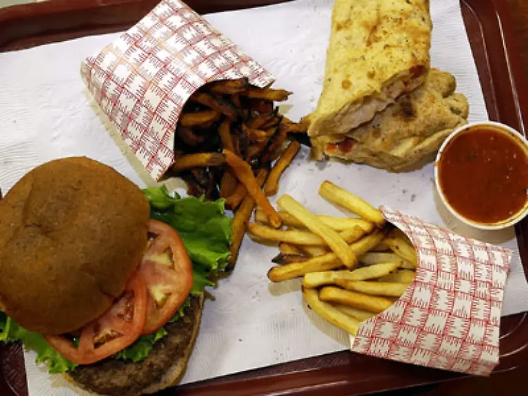 wenn-der-durchzechte-Koerper-nach-Deftigem-und-Fettigem-verlangt