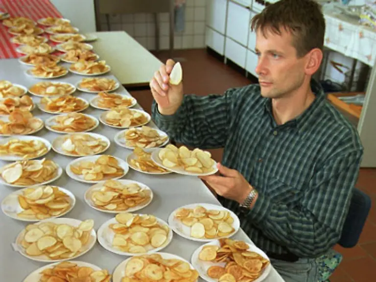 Egal-wir-gucken-Grang-Pri-und-stellen-schonmal-die-Schaelchen-mit-den-Nuesschen-und-den-Chips-bereit