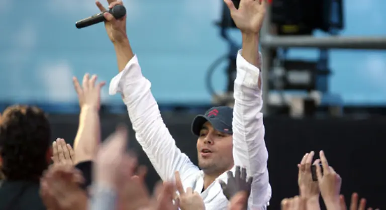 Frontsaenger-Pierro-kann-Grand-Prix-Erfahrung-vorweisen-Im-Jahr-2003-war-der-Sohn-eines-italienischen-Vaters-solo-beim-Vorentscheid-dabei