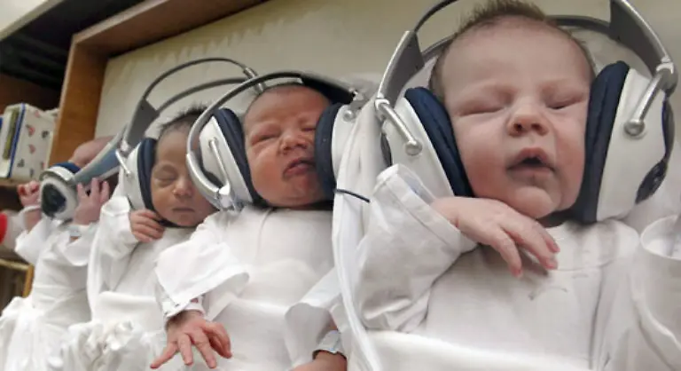 Dazu-Hermanns-Die-vier-Jungs-vertreten-mit-ihrer-froehlichen-Nummer-so-etwas-wie-die-Fun-Fraktion-im-Wettbewerb-gewissermassen-die-Kinder-von-Stefan-Raab-Co-Ein-Song-der-gute-Laune-macht